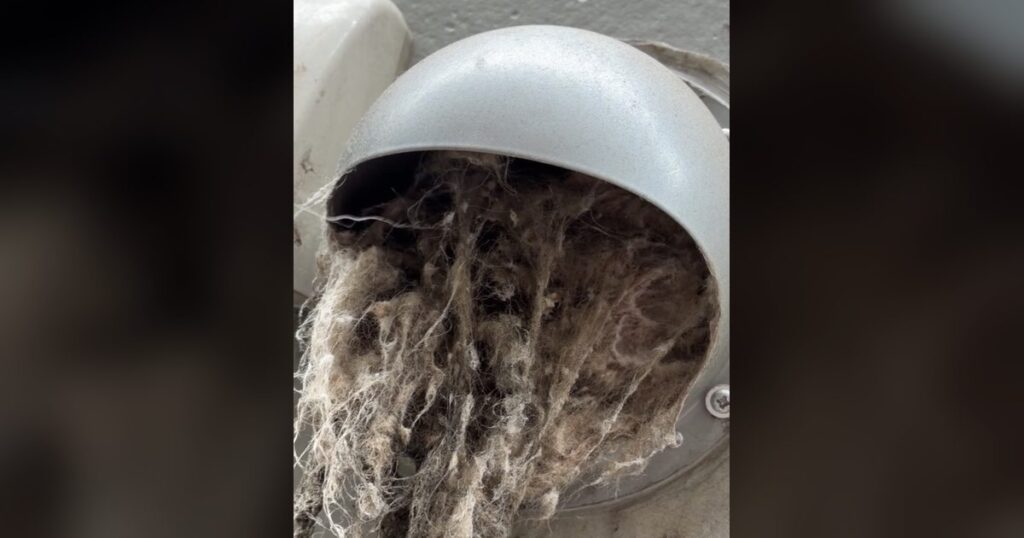 乾太くんの排湿ダクトの屋外排気フードから大量の糸くずがあふれ出している