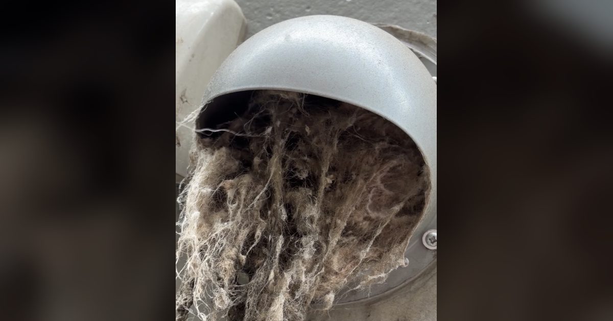 乾太くんの排湿ダクトの屋外排気フードから大量の糸くずがあふれ出している