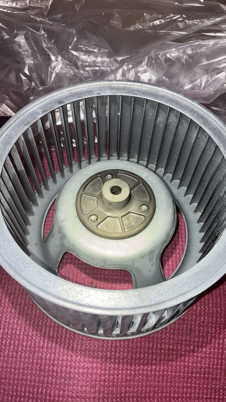 洗浄後の換気扇のファン。羽根の金属面が見えている