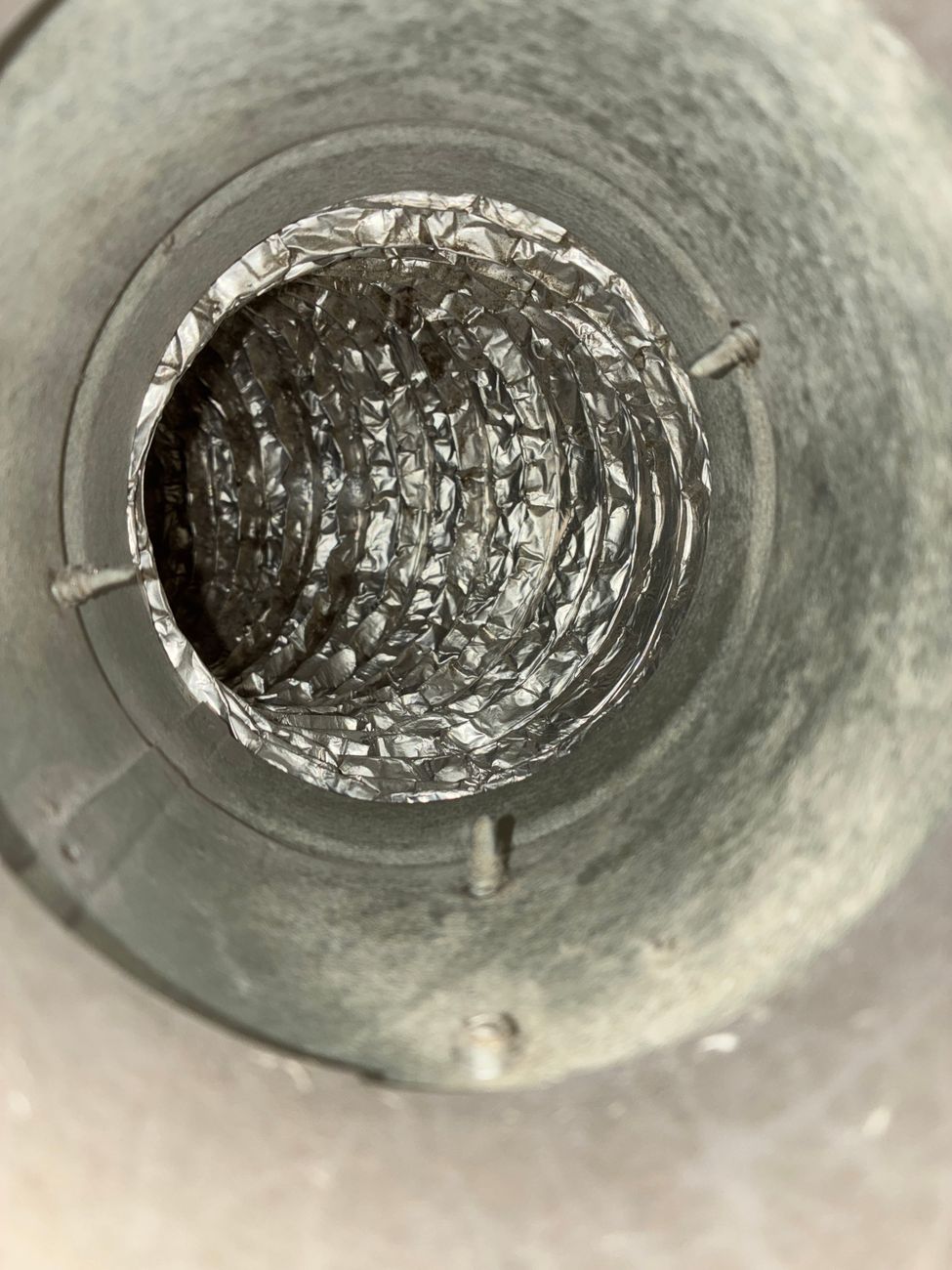 清掃後の換気ダクト内部。アルミの地肌が見えている